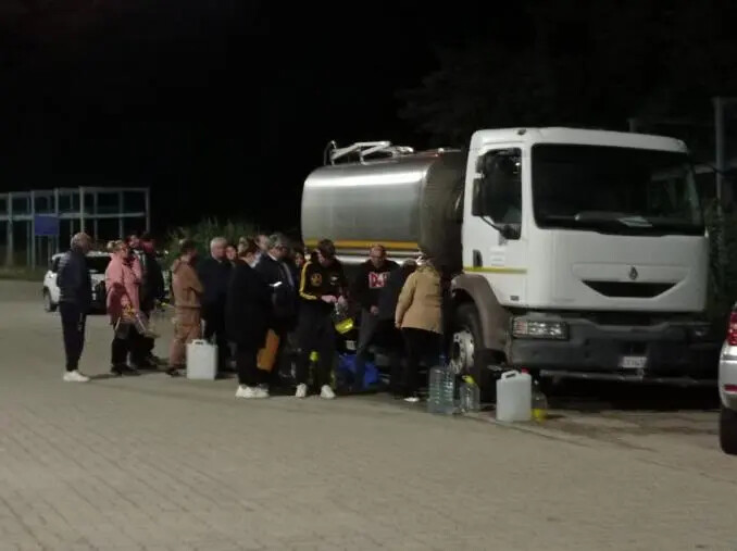 Catanzaro, in fila alle autobotti per approvvigionarsi d'acqua images Catanzaro, in fila alle autobotti per approvvigionarsi d'acqua