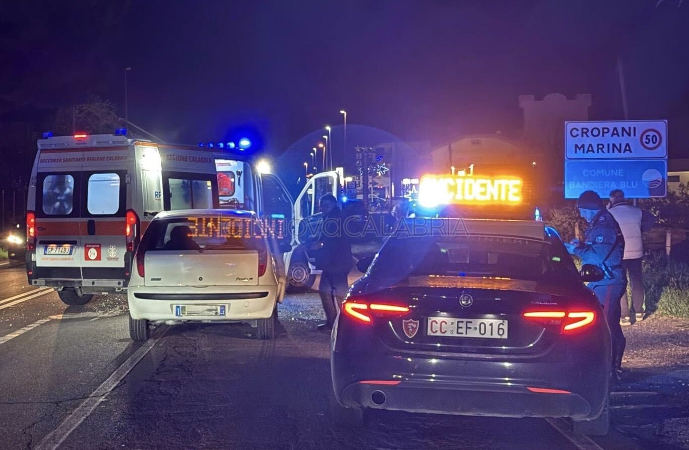 images Tamponamento sulla Statale 106 a Cropani, tre auto coinvolte: ferita una donna