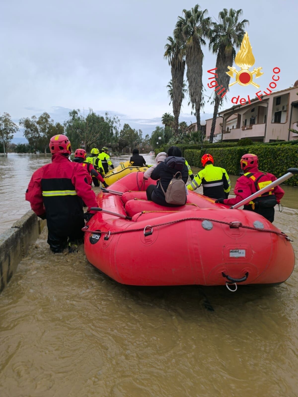 Maltempo nel Cosentino, le immagini dell'esondazione del Crati images Maltempo nel Cosentino, le immagini dell'esondazione del Crati