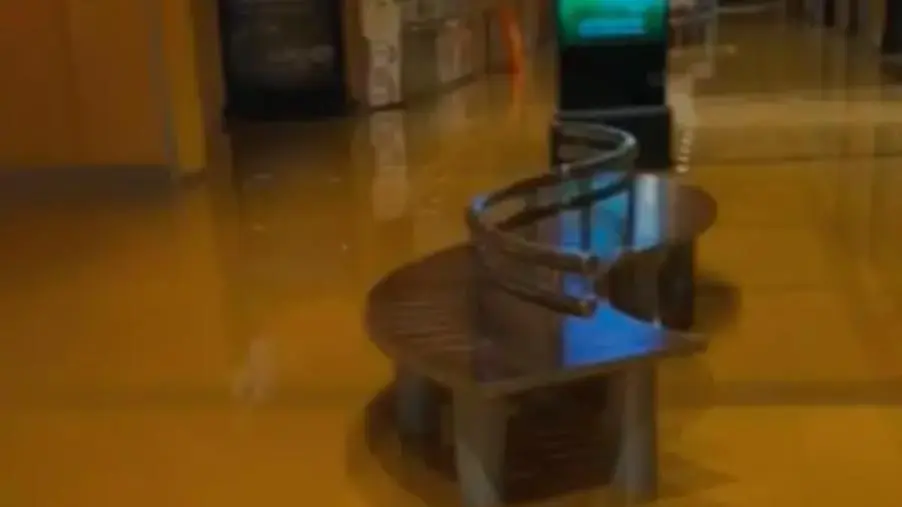 images Maltempo in Calabria, allagato il Centro commerciale "Due Mari" (VIDEO)