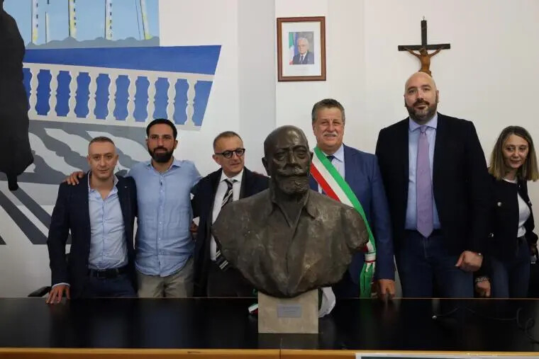 images Conflenti, la Provincia di Catanzaro consegna alla comunità il busto bronzeo di Vittorio Butera