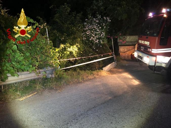 images Incidente nel Lametino: un’auto va fuori strada, passeggeri feriti lievemente 