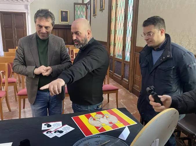 images Catanzaro, presentata al sindaco Fiorita la spilla con l’Aquila di Carlo V
