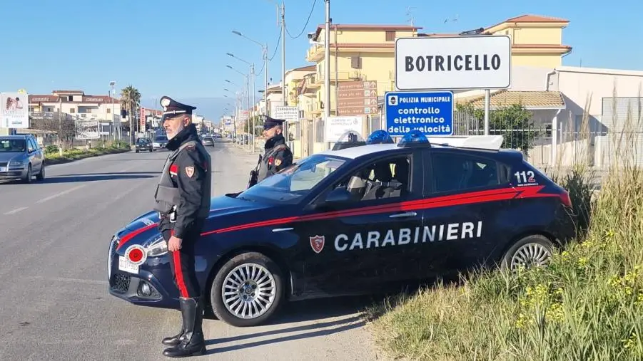 images Botte al nipote nel centro del paese: denunciato un 62enne di Botricello 
