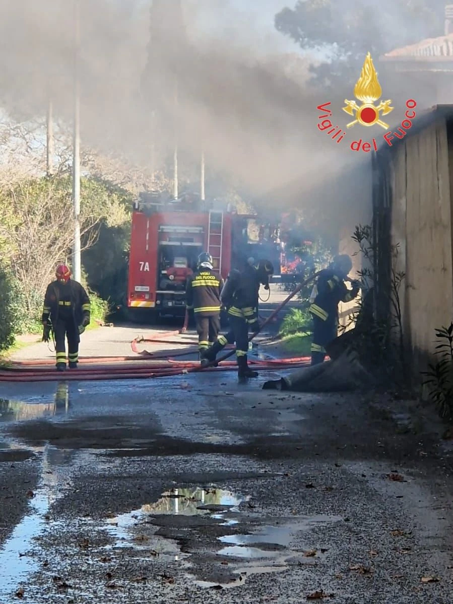 In fiamme un grande capannone a Maida: intervengono i vigili de fuoco