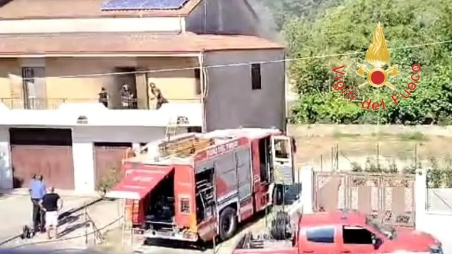 In fiamme un'abitazione a Chiaravalle: la proprietaria si salva uscendo sul balcone images In fiamme un'abitazione a Chiaravalle: la proprietaria si salva uscendo sul balcone