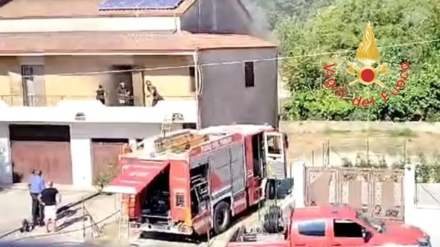 images In fiamme un'abitazione a Chiaravalle: la proprietaria si salva uscendo sul balcone 
