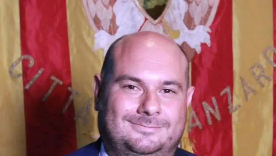 images Capellupo: "Intitolare il plesso scolastico di Piano Casa a don Dino Piraino è un atto di memoria e identità per Catanzaro"