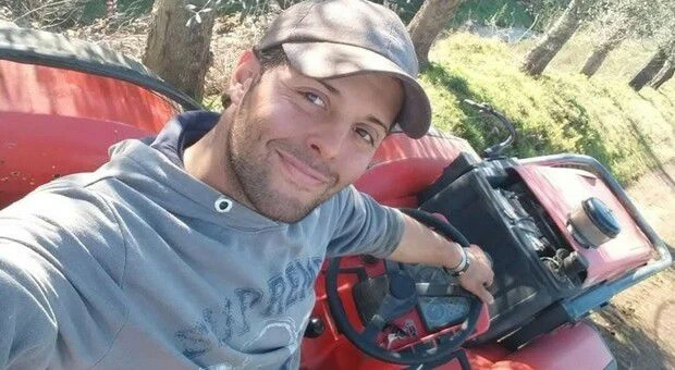 Cinquefrondi, schiacciato dall’auto mentre la ripara: muore giovane di 31 anni