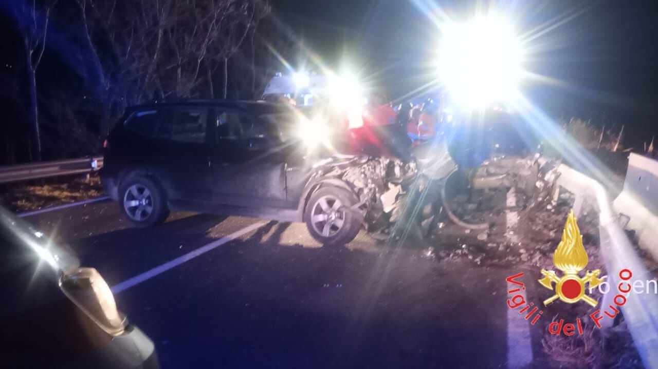 images Incidente stradale nel Lametino, tre vetture coinvolte: intervengono i vigili del fuoco 