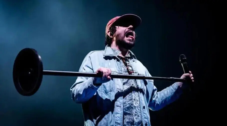 Cosenza, Calcutta infiamma il pubblico nell'unica tappa in Calabria images Cosenza, Calcutta infiamma il pubblico nell'unica tappa in Calabria