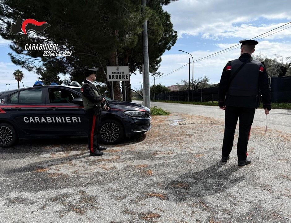 images Reggio, armato di coltello minaccia i parenti per soldi: intervengono i Carabinieri