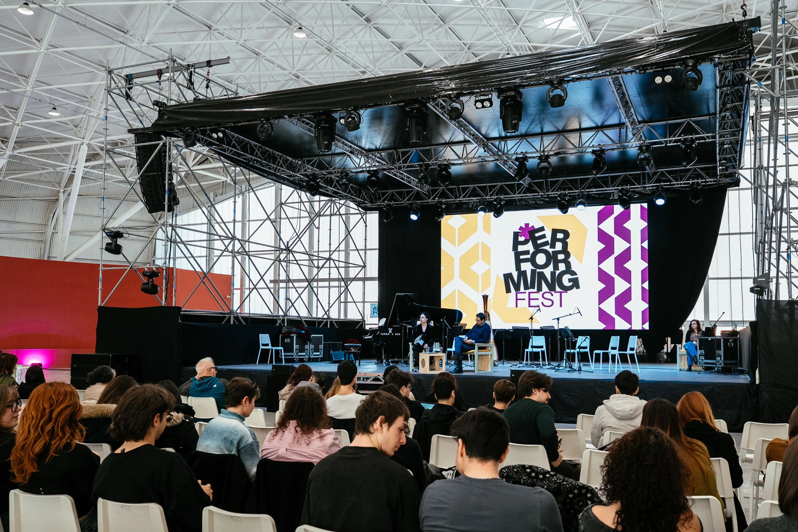 Alfredo Jaar conquista Catanzaro: lectio magistralis intensa per il gran finale del Performing Fest