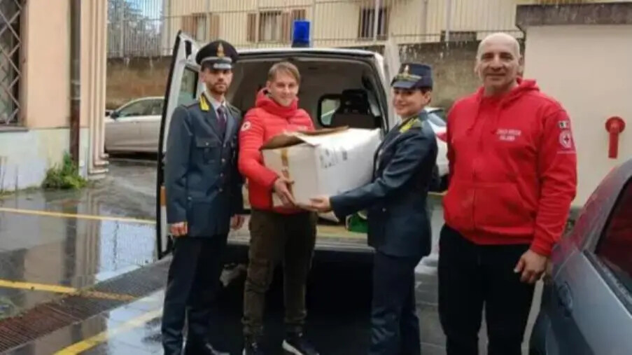 images Vibo, Guardia di Finanza e Croce rossa insieme per la solidarietà: devolute decine di paia di scarpe  