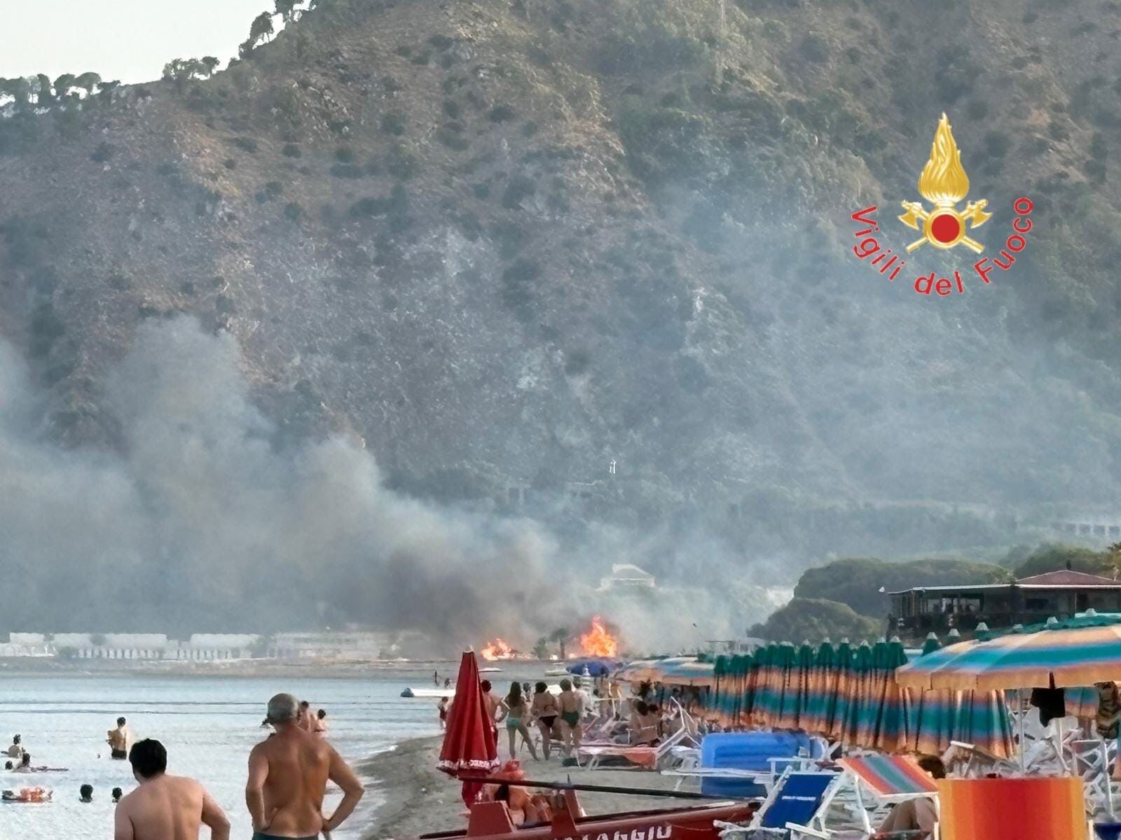 Incendio a Copanello, il Comune: "Evitata la tragedia grazie al tempestivo intervento dei soccorsi" images Incendio a Copanello, il Comune: "Evitata la tragedia grazie al tempestivo intervento dei soccorsi"