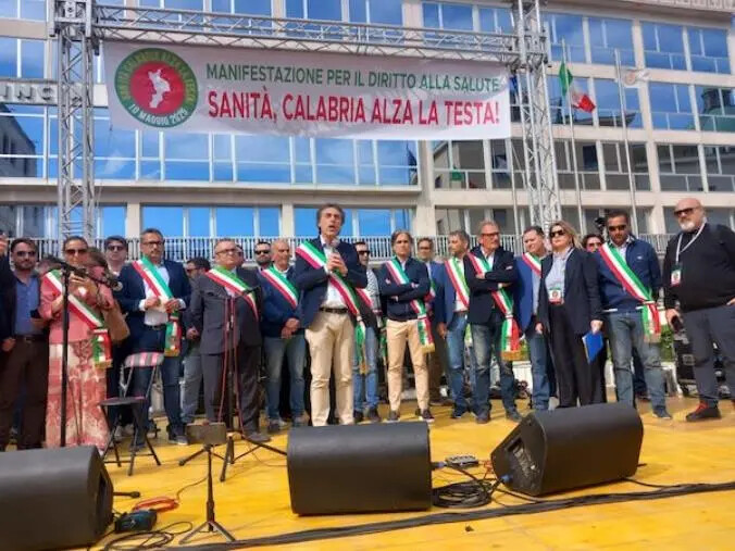 images In piazza per il diritto alla salute, Razzi: "Calabria alza la testa"