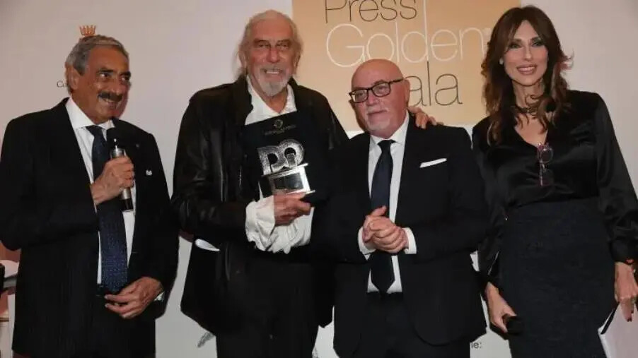 Sanremo, a Carlo Conti la Palma d’Argento di Michele Affidato e premi speciali alla carriera a Umberto Tozzi e a Shel Shapiro images Sanremo, a Carlo Conti la Palma d’Argento di Michele Affidato e premi speciali alla carriera a Umberto Tozzi e a Shel Shapiro