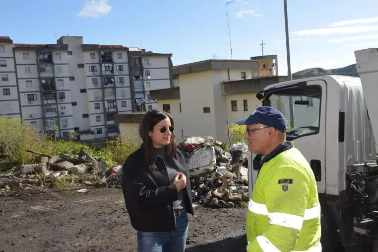 images Rifiuti in Viale Isonzo a Catanzaro, Colosimo: "Avviata un'ampia operazione di pulizia nell'area 1"