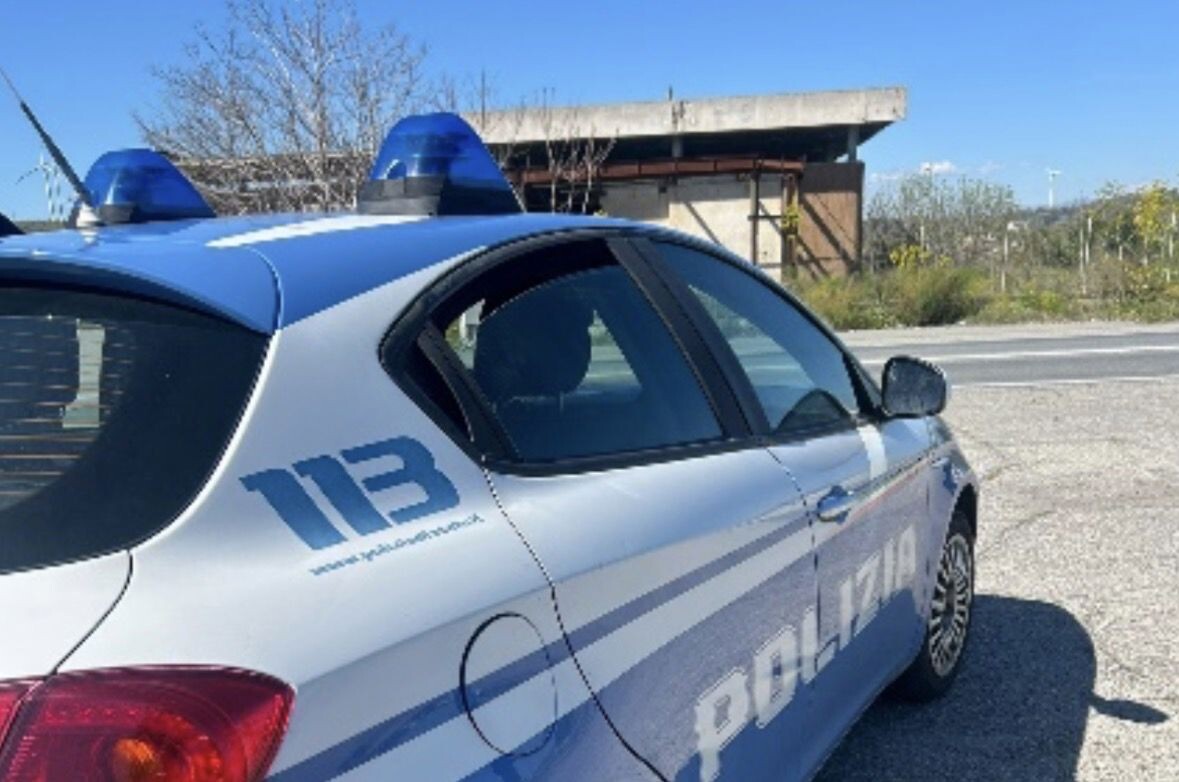 images Crotone, viola i domiciliari: la Polizia lo arresta e lo conduce in carcere