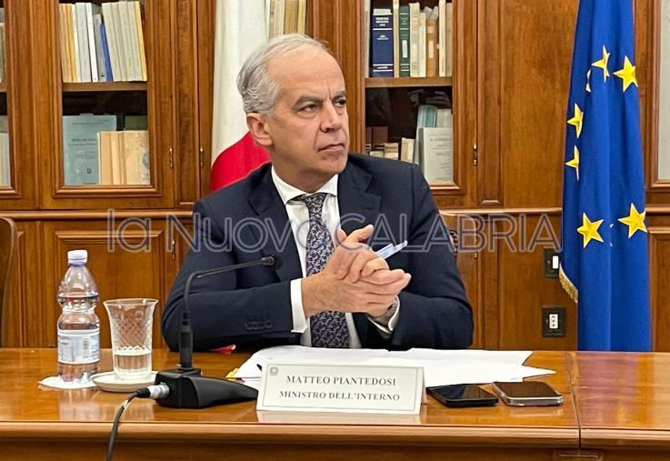 images Catanzaro, Piantedosi raccoglie la "lista della spesa" di Gratteri: nuovi agenti in arrivo