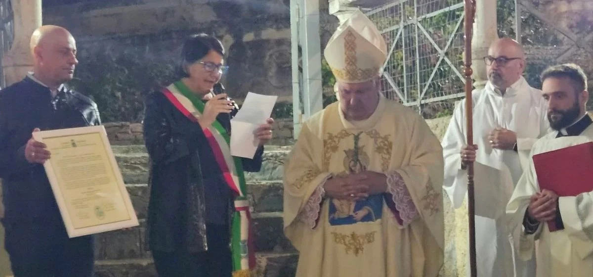 Gimigliano “Civitas Mariae”: l'arcivescovo Maniago consegna il decreto al sindaco Laura Moschella