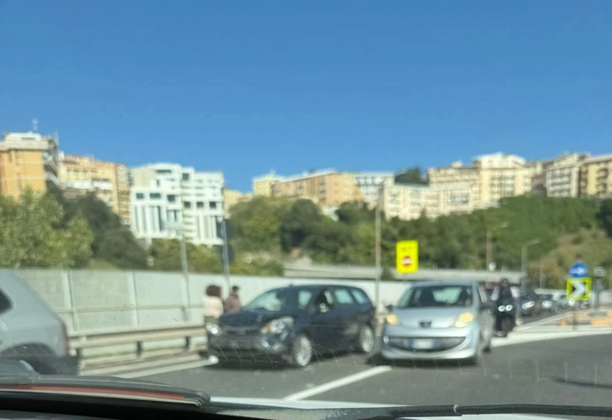 Catanzaro, incidente sulla rotatoria e protesta sul ponte: traffico in tilt