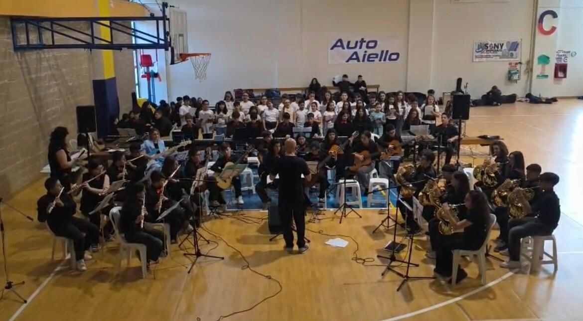 Trionfo di note e passioni al Palasport: il concerto di fine anno dell’Orchestra Scuola media a indirizzo musicale di Pianopoli images Trionfo di note e passioni al Palasport: il concerto di fine anno dell’Orchestra Scuola media a indirizzo musicale di Pianopoli