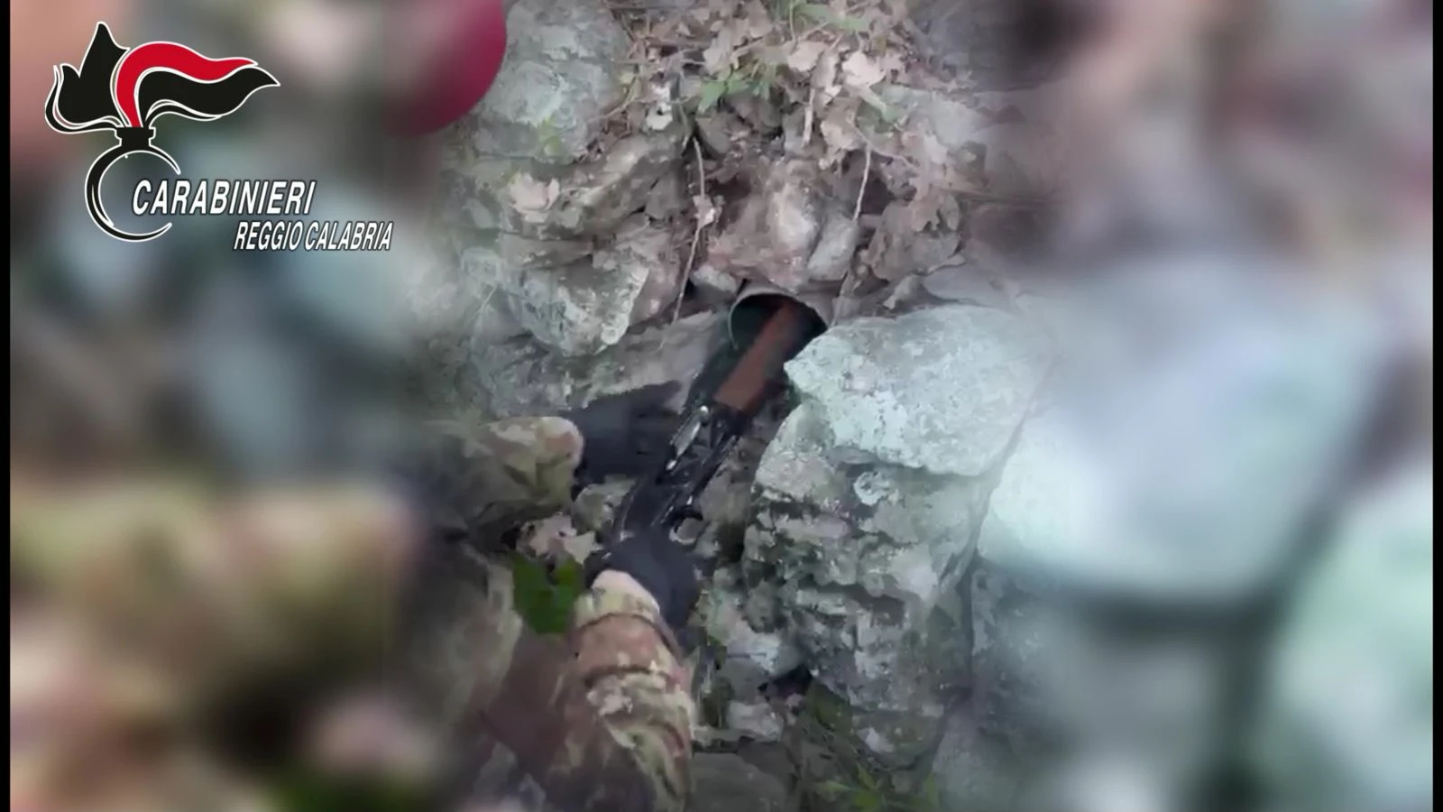 Armi e munizioni pronte all'uso tra le pietre: blitz dei Carabinieri nel cuore dell'Aspromonte