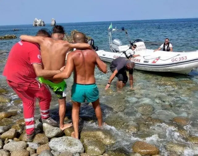 Vibo, si trafigge il piede con la fiocina del fucile: giovane pescatore soccorso in mare images Vibo, si trafigge il piede con la fiocina del fucile: giovane pescatore soccorso in mare