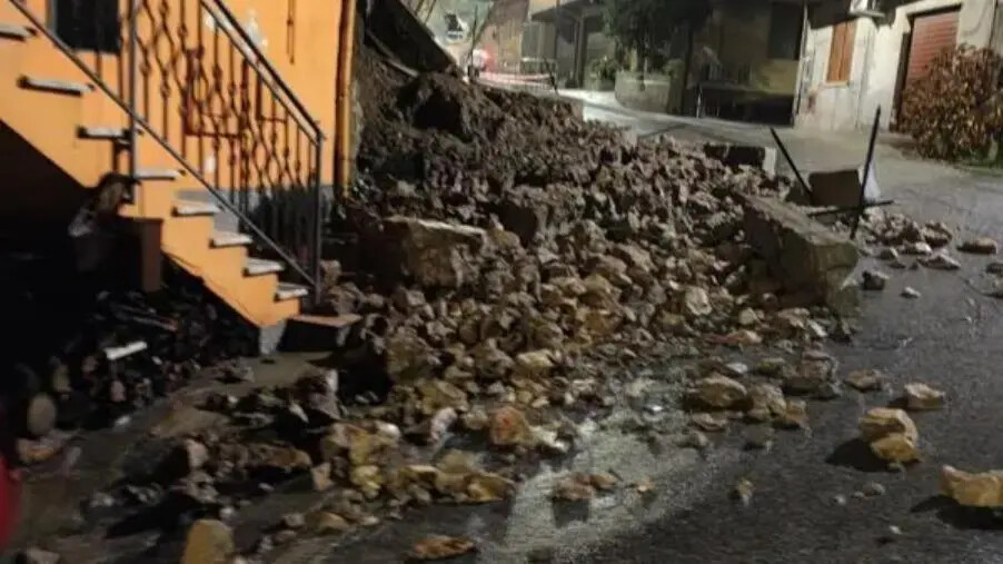images Maltempo ad Andali: frana nel centro abitato 