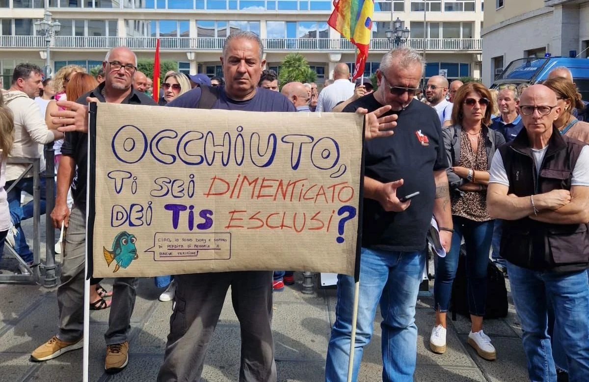 Catanzaro, in piazza la protesta dei tirocinanti: "Vogliamo risposte da Occhiuto"