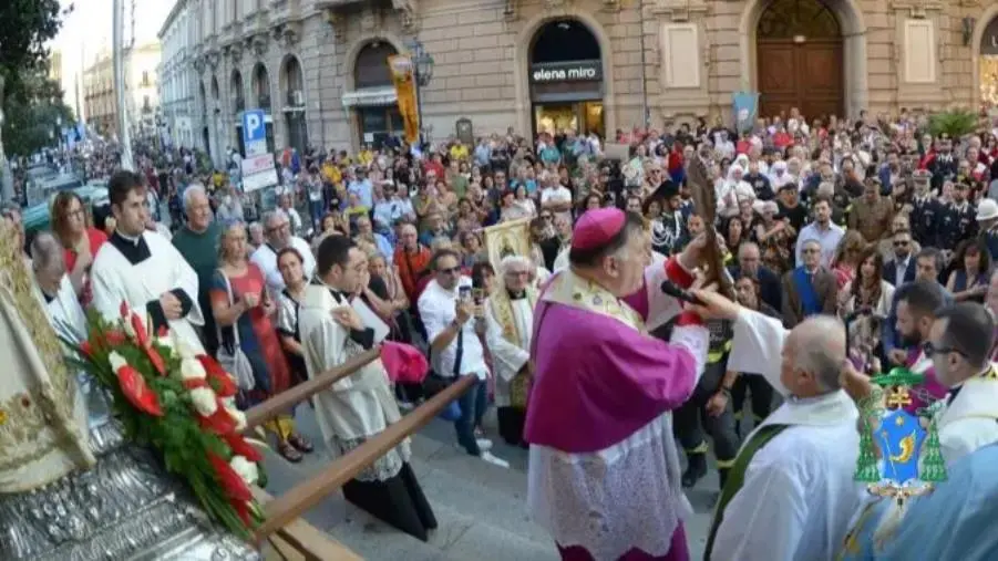 Catanzaro, l'Atto di affidamento della città a San Vitaliano da parte di Monsignor Maniago images Catanzaro, l'Atto di affidamento della città a San Vitaliano da parte di Monsignor Maniago