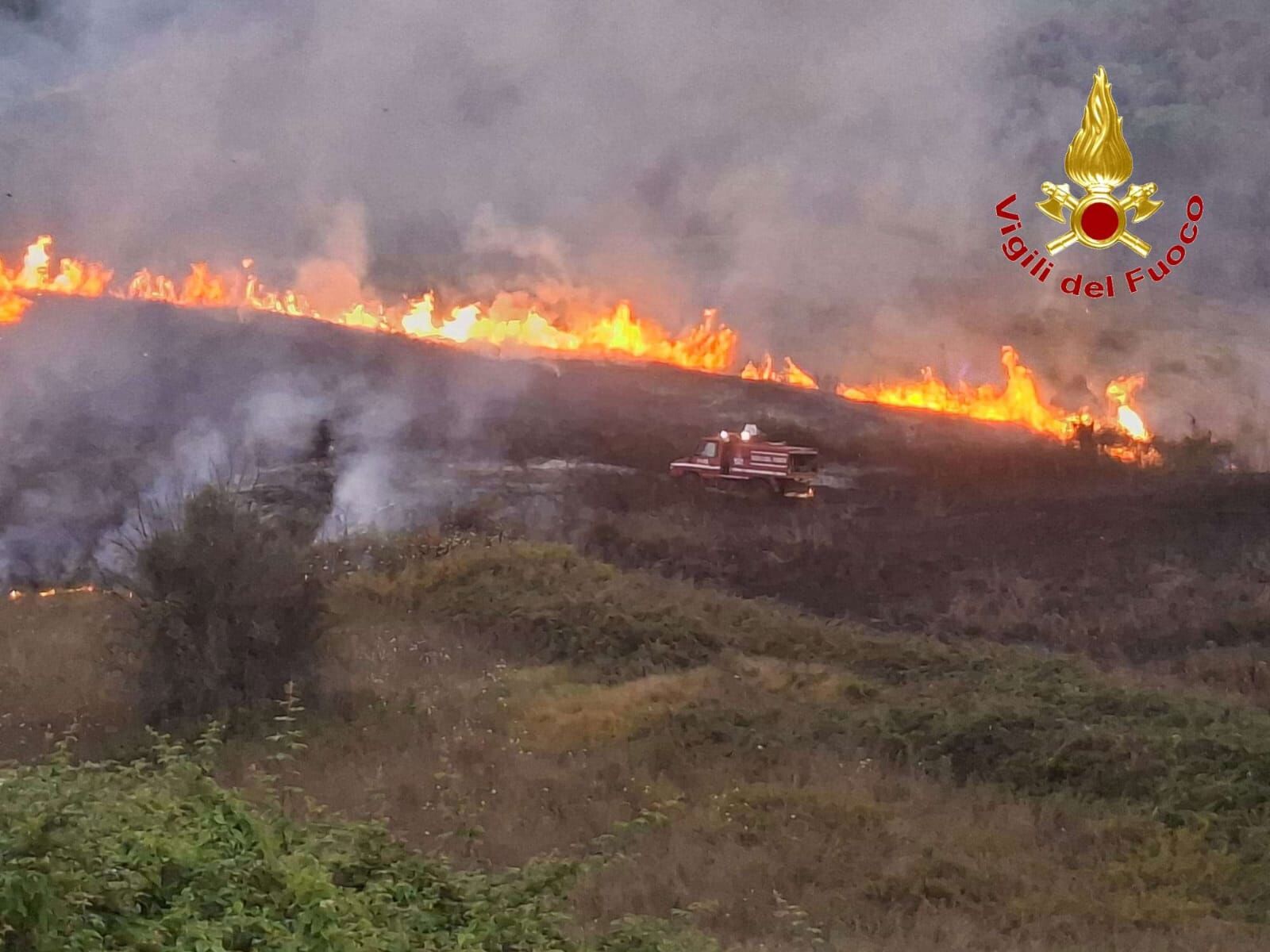 In fiamme il Vibonese: a San Costantino Calabro le fiamme hanno interessato anche l’isola ecologica images In fiamme il Vibonese: a San Costantino Calabro le fiamme hanno interessato anche l’isola ecologica