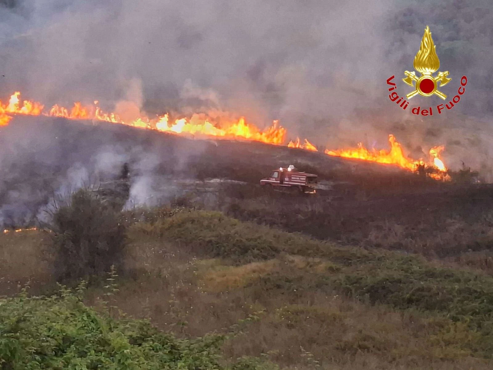 In fiamme il Vibonese: a San Costantino Calabro le fiamme hanno interessato anche l’isola ecologica 