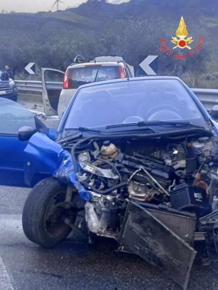 images Lamezia, scontro tra 2 auto sulla Strada Provinciale 91: 2 feriti 