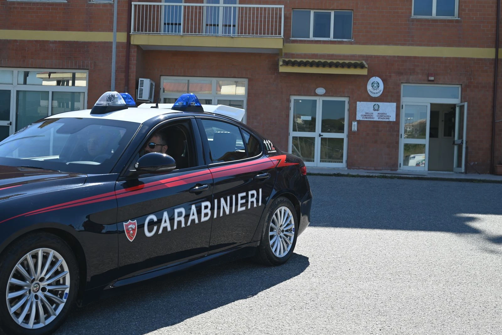 Botricello, denunciato ladro maldestro: fa sparire denaro e borselli ma nella fuga perde droga e anche il cellulare