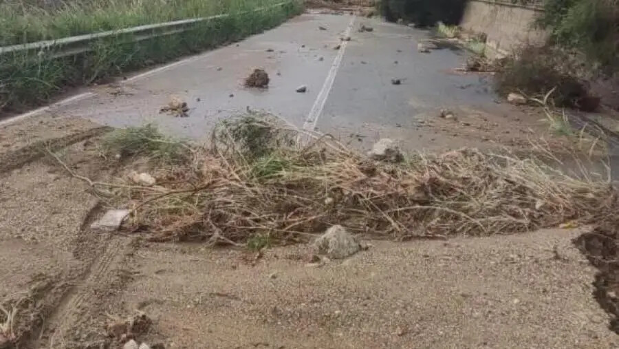 Maltempo, le immagini del ponte crollato in prossimità del comune di Maida images Maltempo, le immagini del ponte crollato in prossimità del comune di Maida