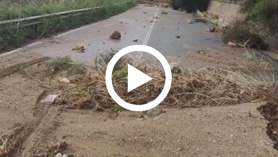 images Maltempo, le immagini del ponte crollato in prossimità del comune di Maida