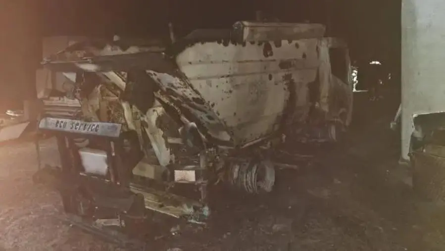 images Roccella Jonica, incendiati nella notte due automezzi della raccolta rifiuti 