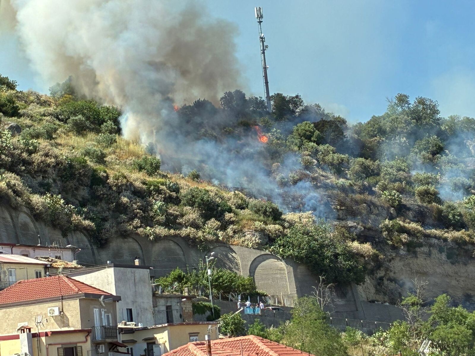 images Vasto incendio sulle colline di Belcastro: fiamme vicino alle abitazioni&nbsp;