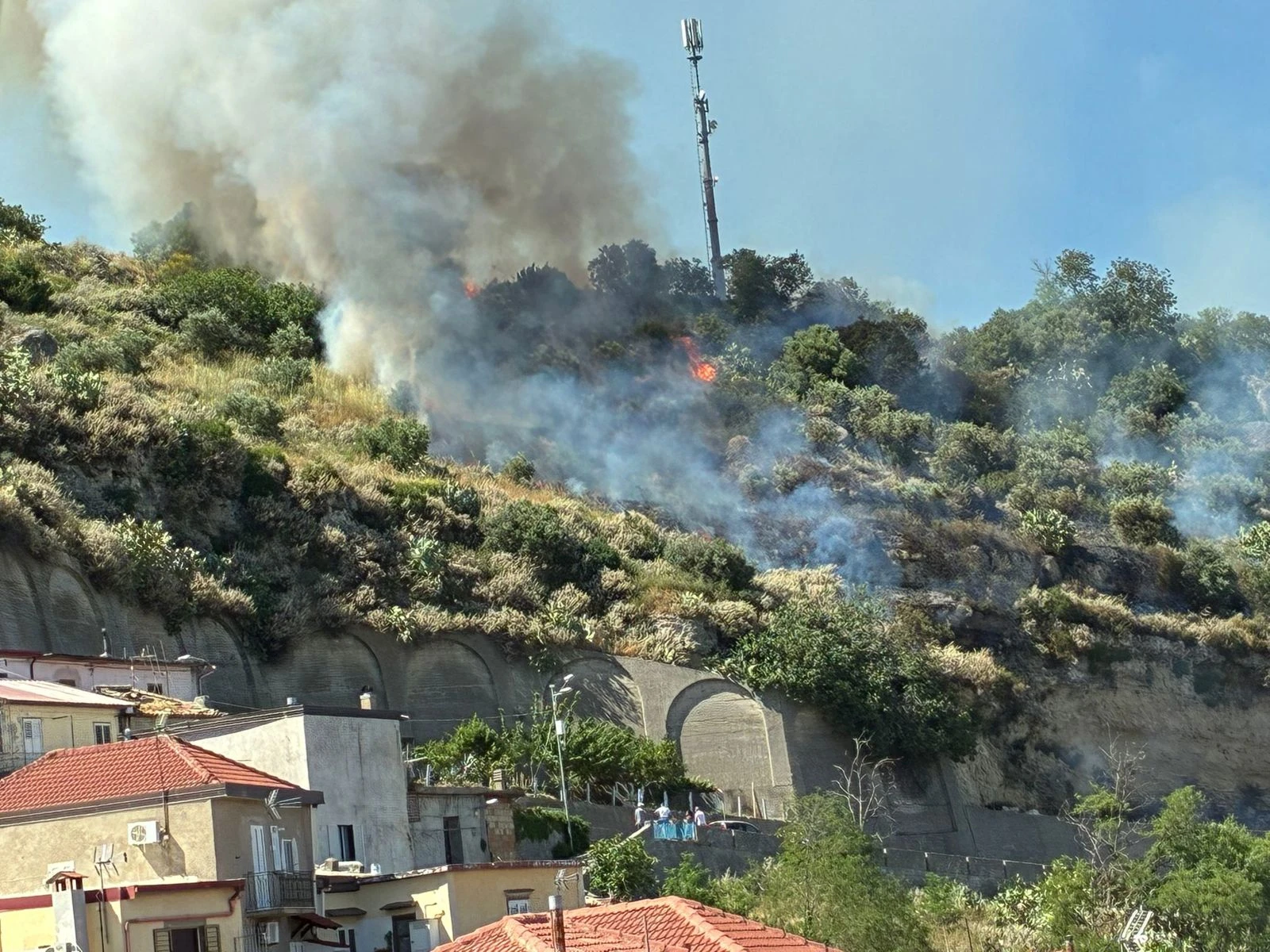 Vasto incendio sulle colline di Belcastro: fiamme vicino alle abitazioni&nbsp;