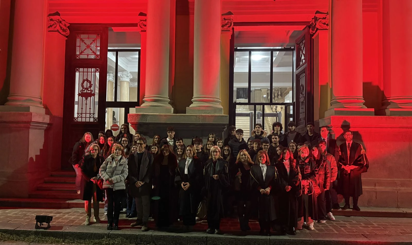 Una città in rosso per le donne: Catanzaro alza la voce con #generazionepari