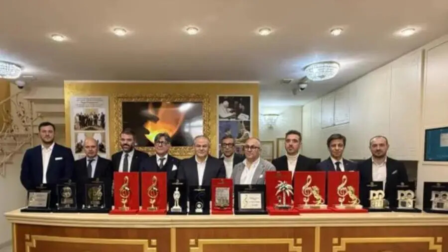 Festival di Sanremo, presentati i premi speciali realizzati dal maestro orafo Michele Affidato images Festival di Sanremo, presentati i premi speciali realizzati dal maestro orafo Michele Affidato