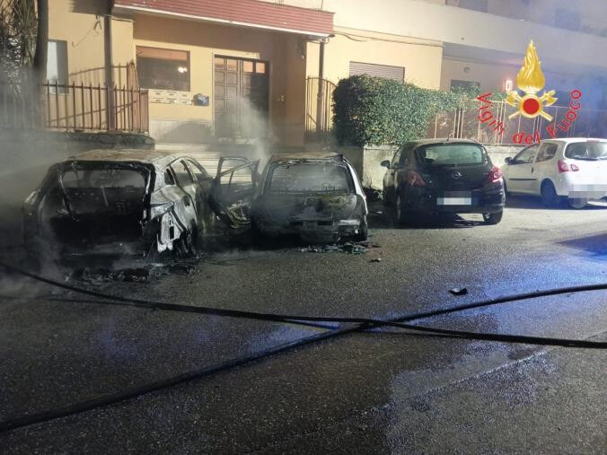 images Incendio nella notte a Lamezia Terme: distrutti sei veicoli e una moto