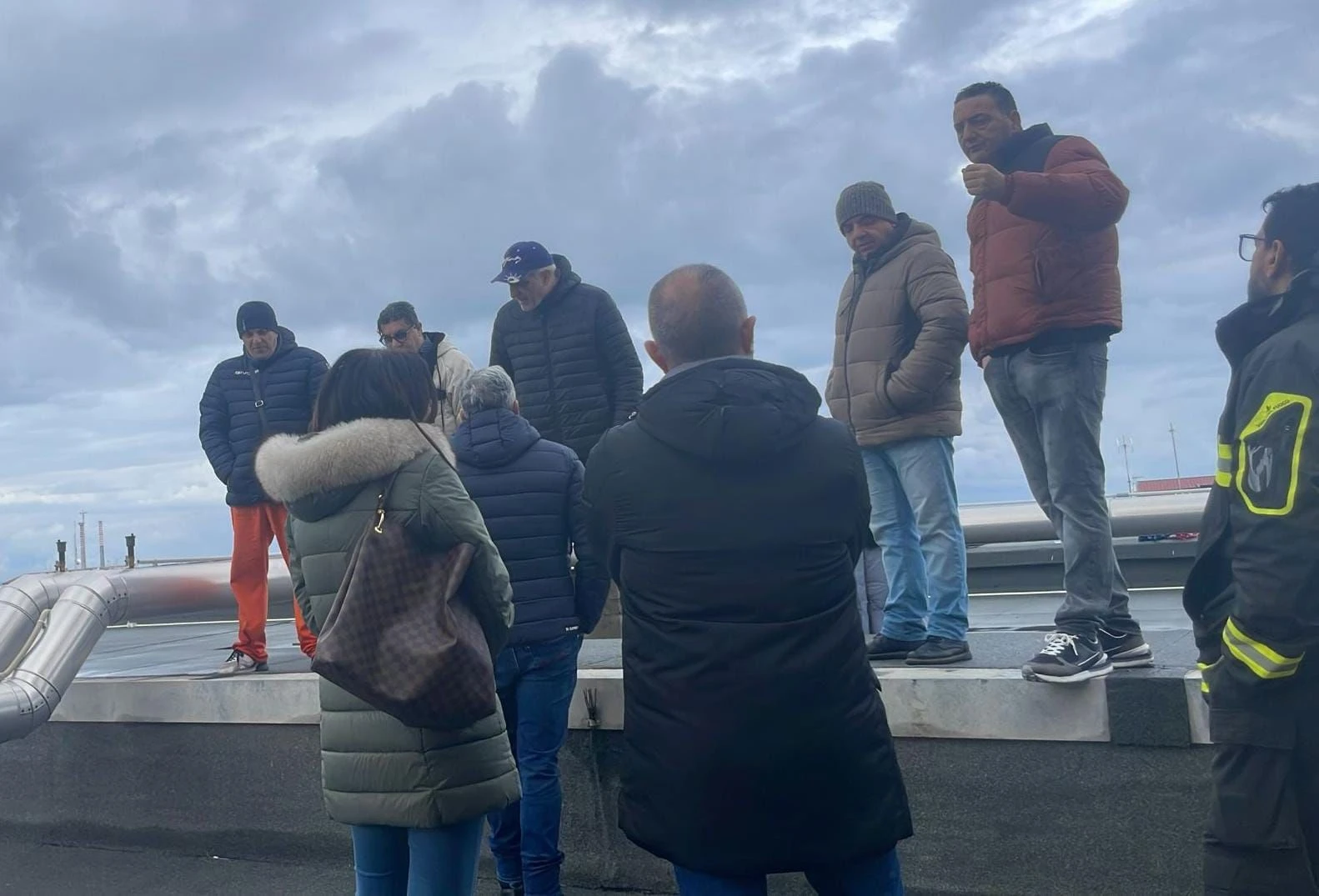 Corigliano- Rossano, lavoratori in protesta all’ospedale con Scutellà (M5s): "Pagamenti sbloccati,&nbsp;ma va garantita continuità"