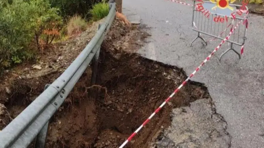 images Maltempo: a Vibo esonda il torrente Candrilli e nel Catanzarese cede un tratto della SP26