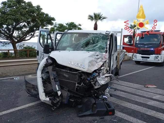 images Scontro frontale sulla Statale 18 ad Amantea: tre feriti trasportati in ospedale