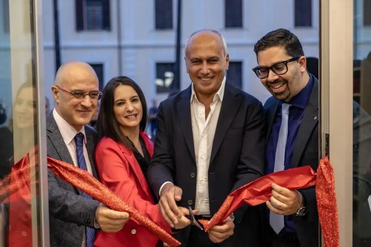 Inaugurato a Cosenza 'Magiche stelle store': da dicembre le sue vetrine ospiteranno opere d'arte images Inaugurato a Cosenza 'Magiche stelle store': da dicembre le sue vetrine ospiteranno opere d'arte