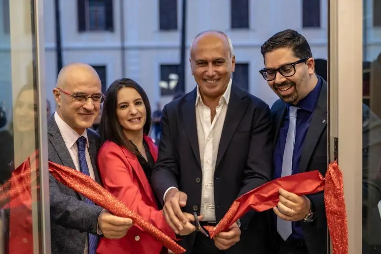 images Inaugurato a Cosenza 'Magiche stelle store': da dicembre le sue vetrine ospiteranno opere d'arte