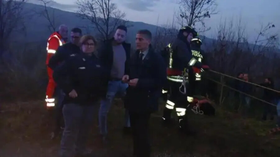 images Finisce con l'auto in un burrone a Conflenti: l'eroico salvataggio dei poliziotti del dirigente Turi